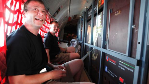 Prostoru v letadle není mnoho, ale nálada dobrá. Foto (c) Miroslav Bobek