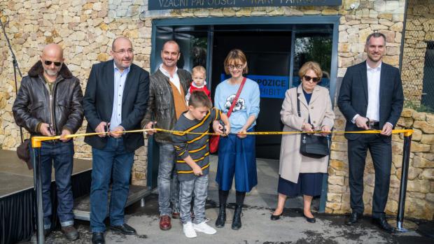 Zoo Praha v rámci oslav svých „narozenin“ slavnostně otevřela dlouho očekávaný Rákosův pavilon, a to za účasti řady významných hostů. Zleva: herec Hynek Čermák, ředitel Zoo Praha Miroslav Bobek, baletní mistr Jiří Bubeníček, herečka Klára Trojanová, manželka mecenáše Stanislava Rákose Ludmila Rákosová a primátor hl. m. Prahy Zdeněk Hřib. Foto: Petr Hamerník, Zoo Praha