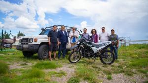 Slavnostní předávání terénního auta a motocyklu. Zleva: pracovník organizace Pomáháme jim přežít – Mongolsko S. Dalajceren, ředitel národního parku Nömrög D. Naranbátar, Miroslav Bobek, guvernér okresu Chalchgol E. Bjambadžargal, mongolistka Veronika Kapišovská, předseda okresního zastupitelstva P. Itgeltögs, ředitel Pomáháme jim přežít – Mongolsko O. Ganbátar. Foto: David Broda, Zoo Praha