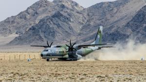 Letoun CASA převážející koně Převalského přistává na nezpevněné dráze v Bulgan sumu na západě Mongolska. Foto: Jaroslav Šimek, Zoo Praha