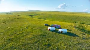 Pohled na Údolí klášterů, kde už na jaře začne stavba reintrodukčního a aklimatizačního centra pro koně Převalského. Zatím jsou na místě dvě jurty a kontejner. Foto: Miroslav Bobek, Zoo Praha