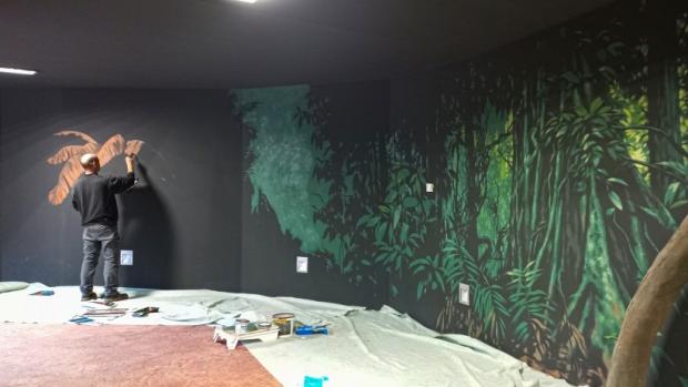 Výtvarník Kryštof Krejča při práci. Foto: Petr Hamerník, Zoo Praha