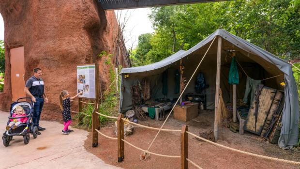 Stan strážců lesa dokresluje autentickou atmosféru okolí pavilonu. Naplněný je skutečnými předměty, které používali kamerunští strážci rezervace, případně jejich replikami. Foto: Petr Hamerník, Zoo Praha