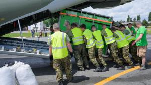 Chovatelé Zoo Praha a vojáci Armády České republiky nakládají koně do letounu. Foto Petr Hamerník, Zoo Praha