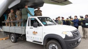 Vykládka transportních boxů s koňmi Převalského na přistávací ploše v Arkalyku ve středním Kazachstánu. Foto: Václav Šilha, Zoo Praha