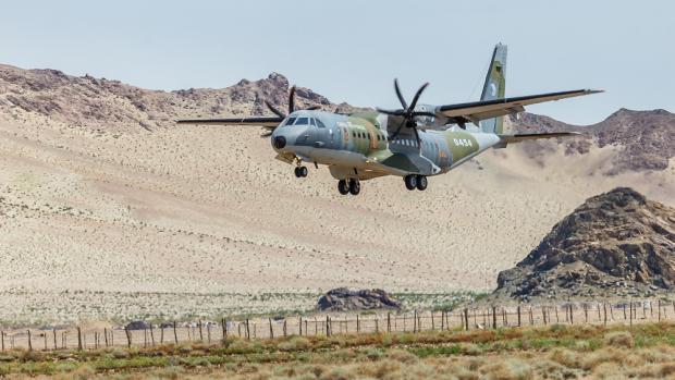 Přistání armádního letounu CASA na nezpevněné letištní ploše v Bulgan Sumu. Foto: Kryštof Bobek, Zoo Praha