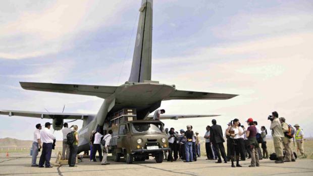 Překládání transportních beden z letounu CASA na nákladní automobil značky UAZ na letišti v Khovdu, foto © Jana Ptačinská Jirátová