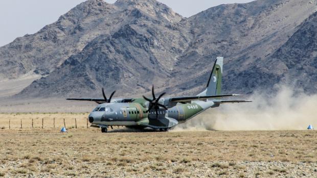 Letoun CASA převážející koně Převalského přistává na nezpevněné dráze v Bulgan sumu na západě Mongolska. Foto: Jaroslav Šimek, Zoo Praha