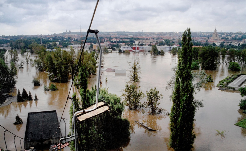 Vzhledem k poloze na břehu Vltavy postihlo pražskou zoologickou zahradu několik povodní. Nejničivější byla povodeň v srpnu 2002, kdy hladina Vltavy vystoupala více než 10 m nad obvyklou úroveň. Photo: Jaroslava Hájková
