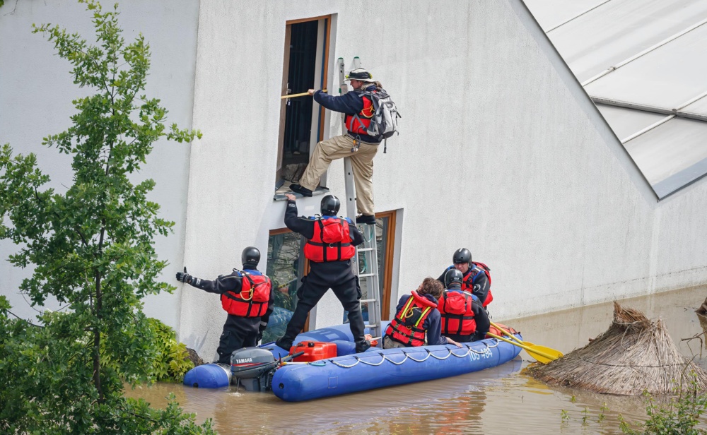 V Pavilonu goril sahala voda do výšky 4,7 m a zastavila se naštěstí pod úrovní povodňové věže. Díky předchozímu tréninku do ní všechny samice i mláďata přešly bez potíží, jen samce Richarda bylo nutné uspat a do věže ho přenést. Chovatelé pak na raftu zvířata navštěvovali, aby je zkontrolovali, nakrmili a uklidňovali. Photo: Tomáš Adamec