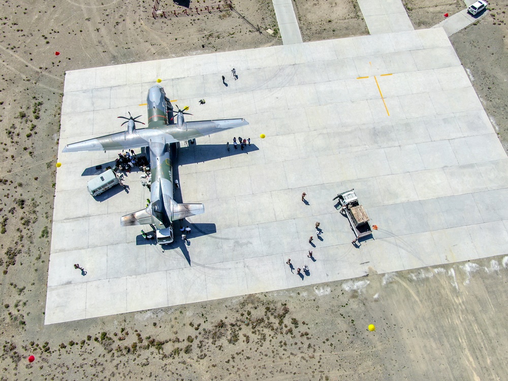 Armádní letoun CASA na letišti v Bulgan sumu. Foto: Adam Dvořák — v Buergenkhe, Hovd, Mongolia.