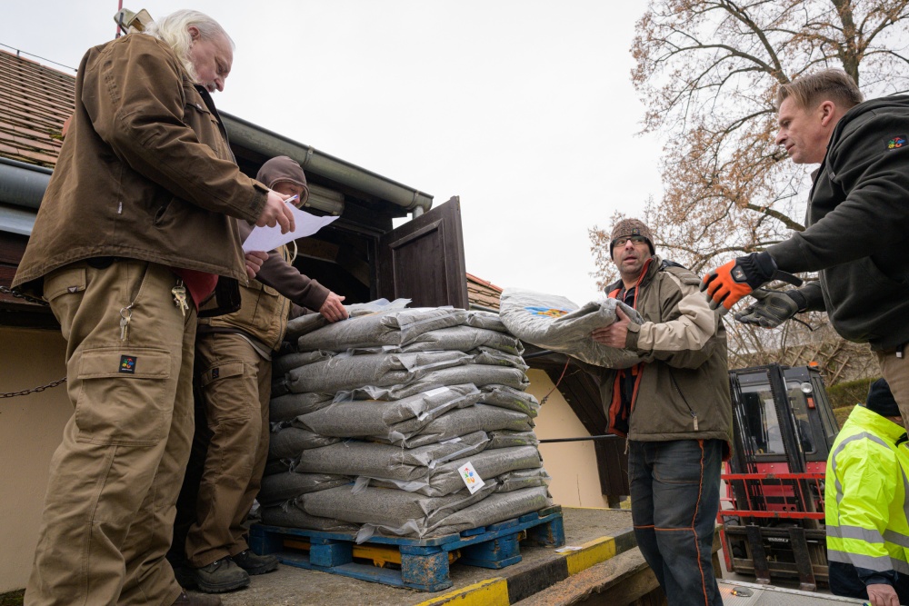 Součástí transportů byla především granulovaná krmiva pro zvířata. Jen samotné krmivo v druhém transportu vážilo celkem 1 100 kg. Foto Petr Hamerník, Zoo Praha Součástí transportů byla především granulovaná krmiva pro zvířata. Jen samotné krmivo v druhém transportu vážilo celkem 1 100 kg. Foto Petr Hamerník, Zoo Praha