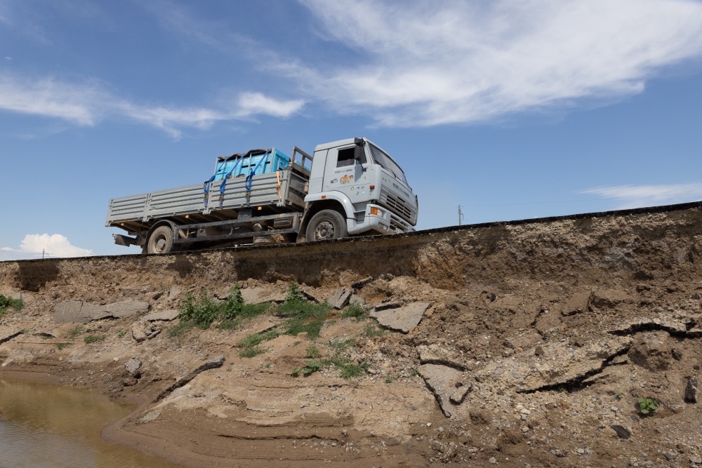 Silnice na cestě z letiště do reintrodukčního centra jsou místy zdevastované nedávnými povodněmi. Foto Václav Šilha, Zoo Praha