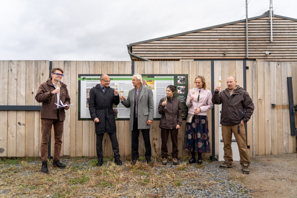 Slavnostní přípitek při příležitosti představení nového výběhu. Zleva tiskový mluvčí Zoo Praha Filip Mašek, ředitel Odboru ochrany prostředí Magistrátu hl. m. Prahy Štěpán Kyjovský, starosta Dolních Počernic Zbyněk Richter, kurátorka kopytníků Zoo Praha Barbora Dobiášová, náměstkyně primátora hl. m. Prahy pro oblast životního prostředí Jana Komrsková a zoologický náměstek Zoo Praha Miroslav Machek. Foto Oliver Le Que, Zoo Praha