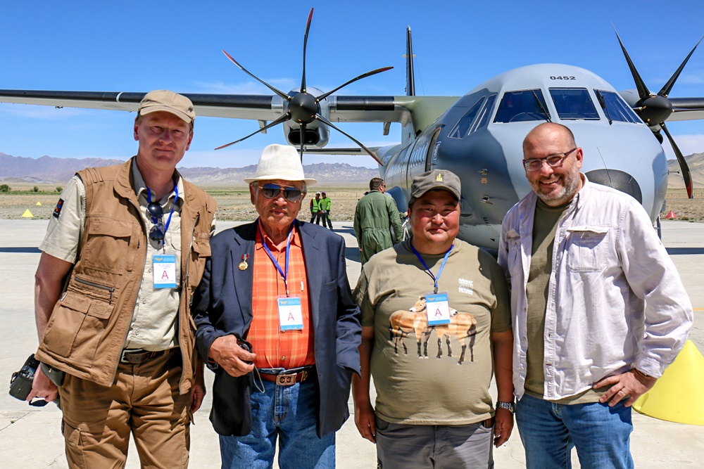 Na fotografii zprava ředitel Zoo Praha Miroslav Bobek, ředitel Gobi B Ganbaatar Oyunsaikhan, zasloužilý pracovník v ochraně životního prostředí a ředitel neziskové organizace Sogoot Goo Maral pan Ochir Dorjraa a zoologický náměstek Zoo Praha Jaroslav Šimek. Foto: Jan Sovák