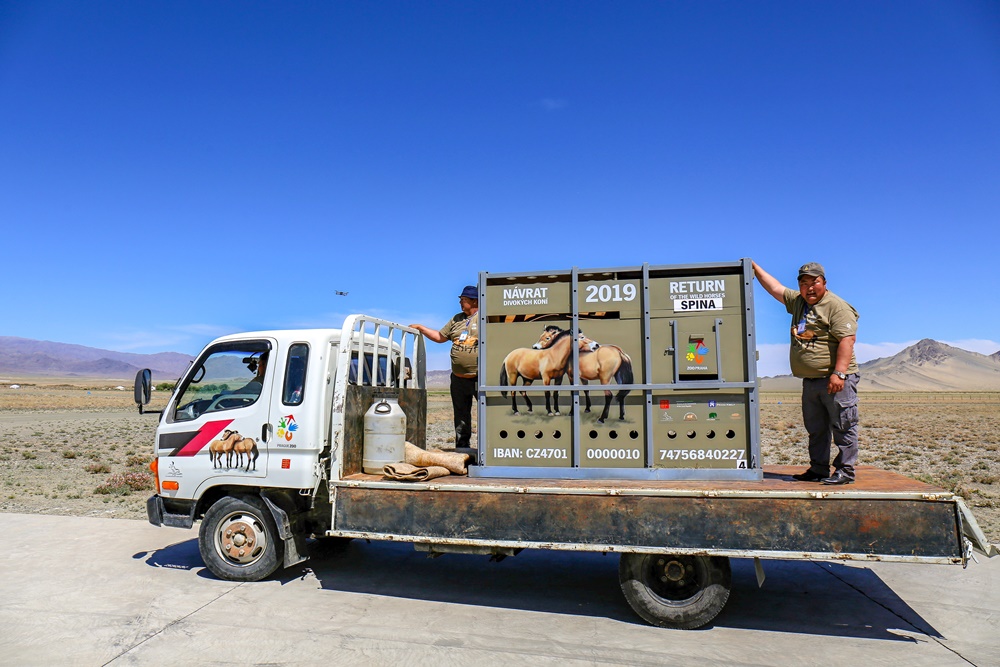 Před cestou z letiště do Tachin talu. Foto: Miroslav Bobek