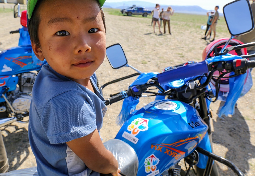 Návrat divokých koní / Return of the Wild Horses Zveřejněno Helenou Petákovou Tato stránka se mi líbí · 2 hod · Upraveno · Zoo Praha podporuje v Mongolsku i vzdělávání dětí. Foto: Miroslav Bobek
