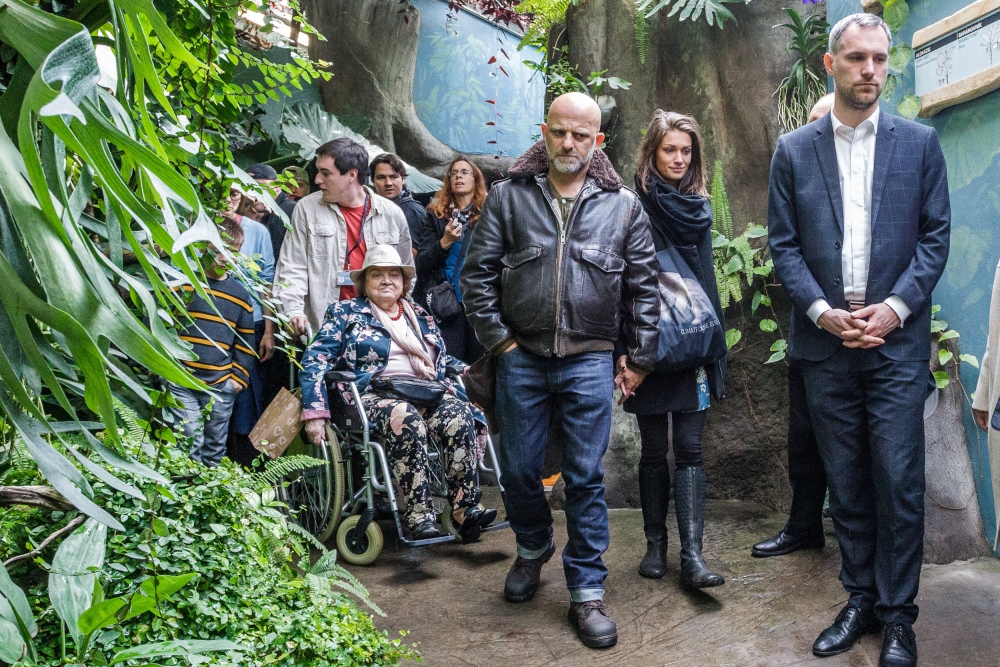 Herec Hynek Čermák v Rákosově pavilonu obdivoval nejen to, jak je pavilon vymyšlený a postavený, ale také aru hyacintového, který má podle něj peří v barvě očí jeho ženy. Tereza Mrhálková, Zoo Praha