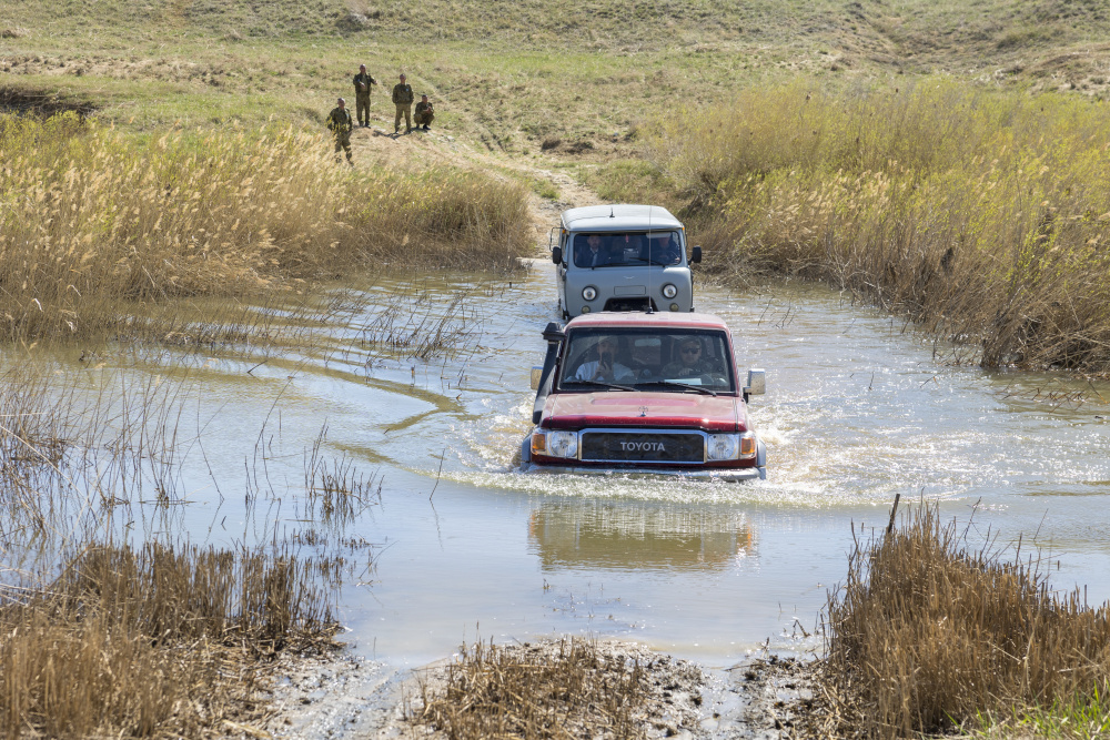 Průzkumná výprava po stepích Kazachstánu nabídla hned několik dobrodružných okamžiků. Foto: Miroslav Bobek