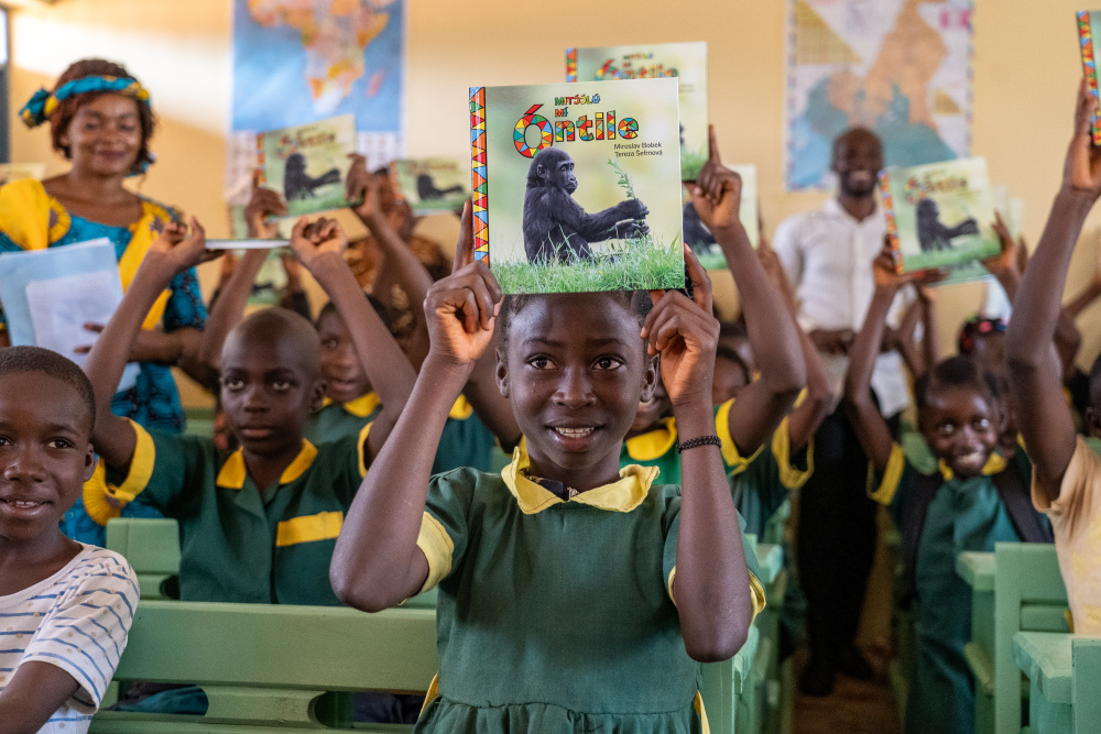 Mezi kamerunské děti Zoo Praha distribuuje Gorilí pohádky. O úspěchu knihy vypovídá i její vydání v místním dialektu badjoué. Tým pražské zoo neustále rozvíjí vzdělávací aktivity, které mají přispět k omezení pytláctví a obchodu s masem ohrožených pralesních druhů. Foto: Oliver Le Que