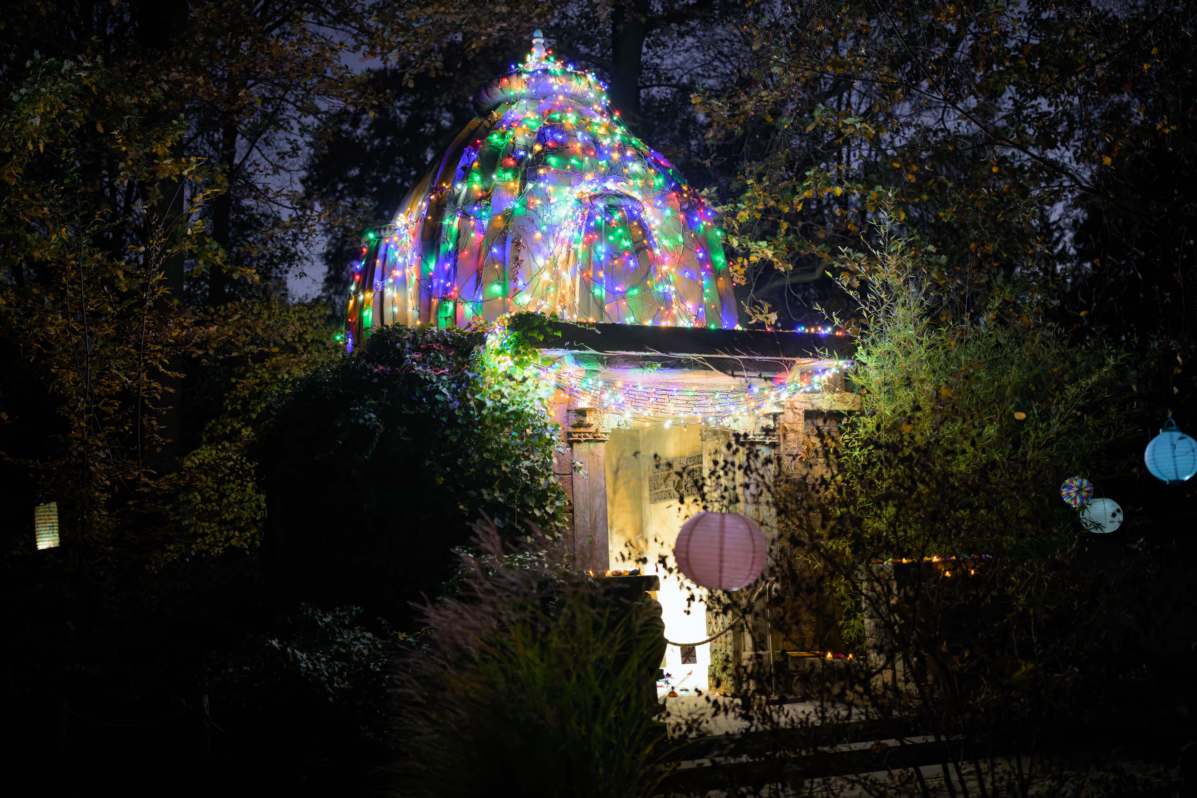 Slavnostně nasvícený Ašrám. Foto: Petr Hamerník, Zoo Praha