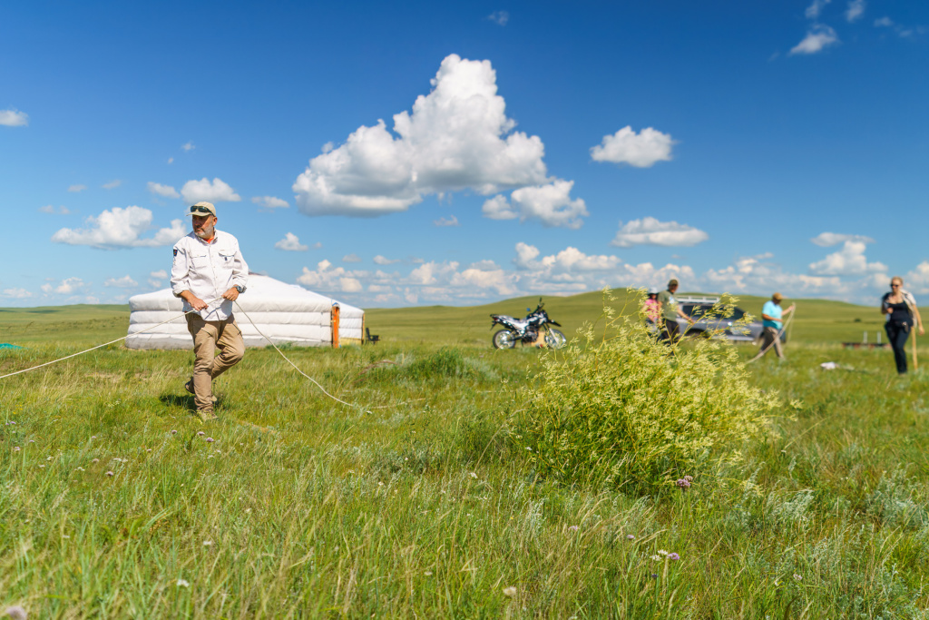 Druhá z aklimatizačních ohrad zasáhne do meandru Potoka Jižního kláštera. Mongolský koordinátor Ganbátar s vrchním chovatelem kopytníků Zoo Praha Janem Markem vybírají vhodné místo pro vyhloubení tůně. Foto: Miroslav Bobek, Zoo Praha