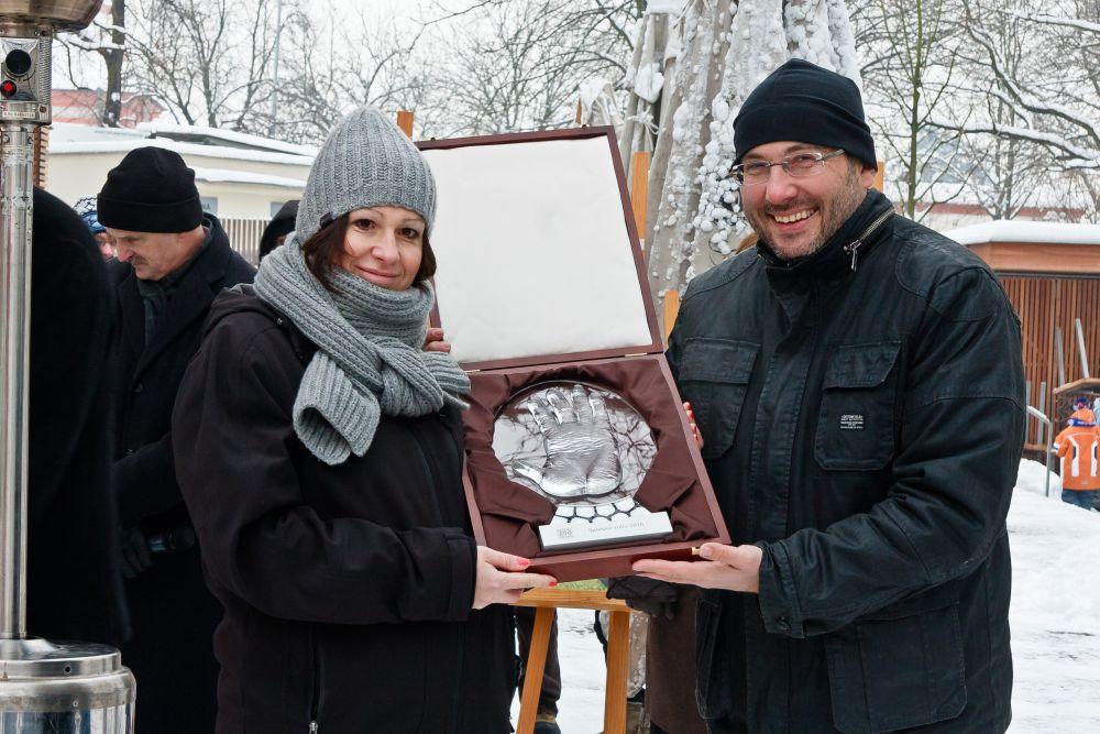 Patricia Macešková z T-Systems přebírá od Miroslava Bobka Velkého Richarda, foto (c) Jiří Trojánek